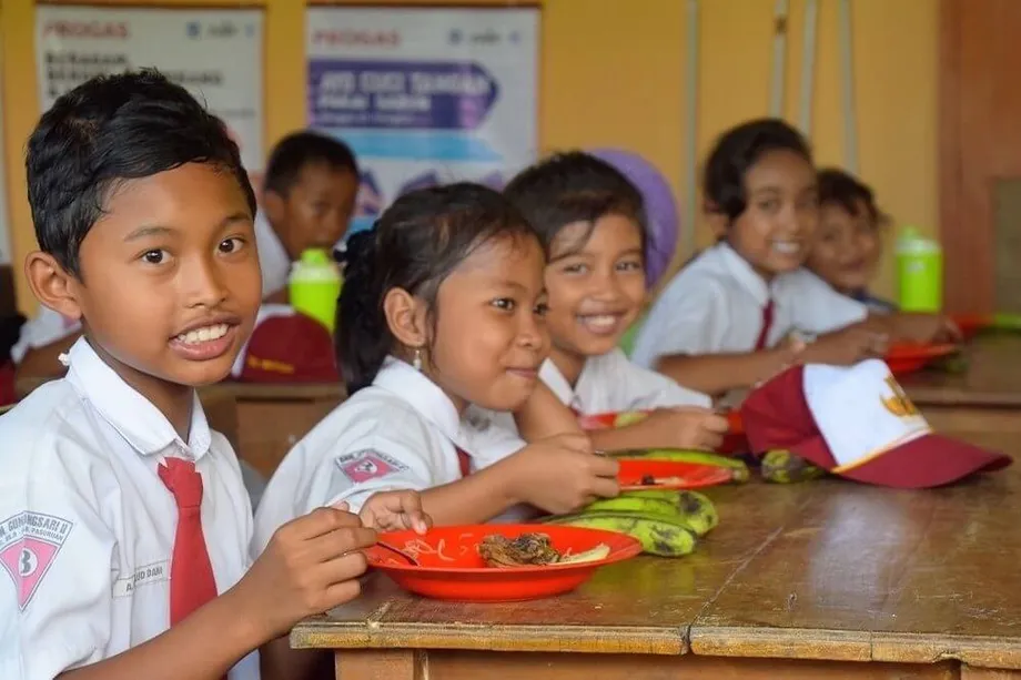 Free school meals help Indonesian children to learn and grow healthily ...
