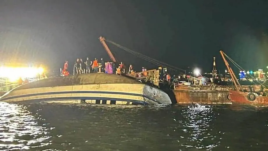 হা লং বে-তে পর্যটকবাহী নৌকা ডুবে বহু নিহত, ভিয়েতনামের কয়েক বছরের মধ্যে সবচেয়ে ভয়াবহ নৌদুর্ঘটনা