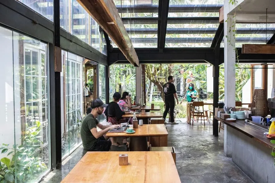 ক্যাফেগুলোতে নীরবতা: ইন্দোনেশিয়ায় সংগীত রয়্যালটির কড়াকড়িতে বদলে যাচ্ছে জনপরিসর, শুরু হয়েছে জাতীয় বিতর্ক