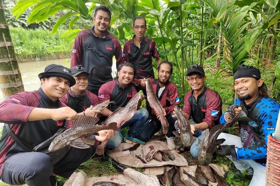 আক্রমণকারী মাছের হুমকিতে মালয়েশিয়ার নদী, প্রহরীর ভূমিকায় মৎস্যশিকারিরা
