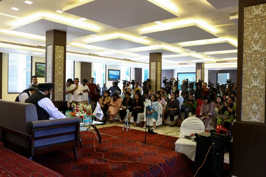 কাবুলের সঙ্গে সম্পর্কের হিসাব-নিকাশের মধ্যে দিল্লিতে তালেবান মন্ত্রীর মুখোমুখি নারী সাংবাদিকেরা