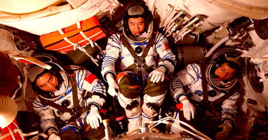 Shenzhou 20-এর জানালায় ফাটল, মহাকাশযান বদলে ফিরলেন নভোচারীরা; কক্ষপথের ধ্বংসাবশেষের ঝুঁকি সামনে