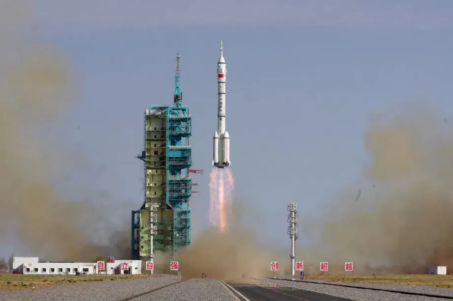 জানালায় ফাটল, ক্ষতিগ্রস্ত শেনঝৌ-২০ মহাকাশযান নভোচারী ছাড়াই পৃথিবীতে ফেরাবে চীন