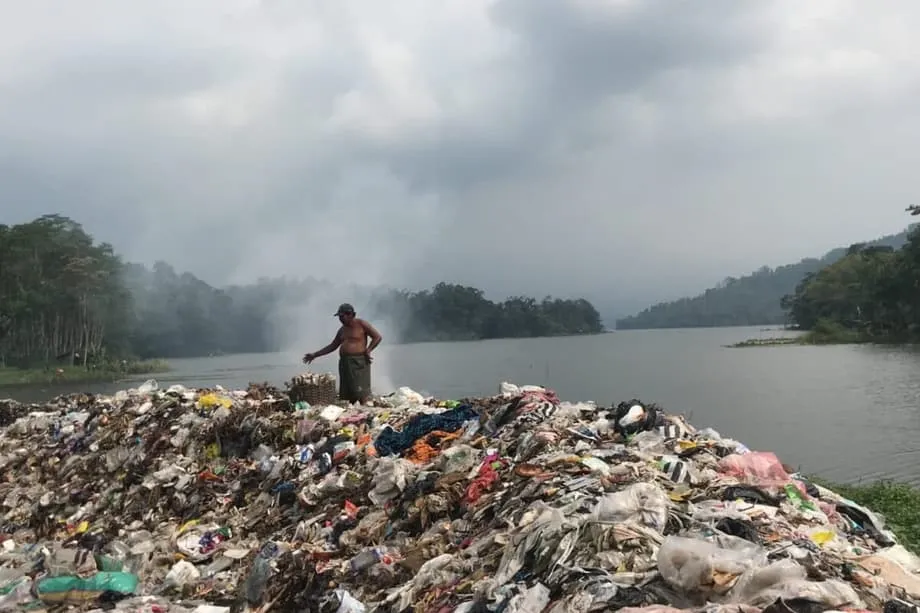 জাতীয় পর্যায়ে সমাধান নিয়ে বিতর্ক তীব্র হওয়ার মধ্যে ইন্দোনেশিয়ায় গৃহস্থালি বর্জ্য পোড়ানোর সংকট মোকাবিলায় পাইলট প্রকল্প