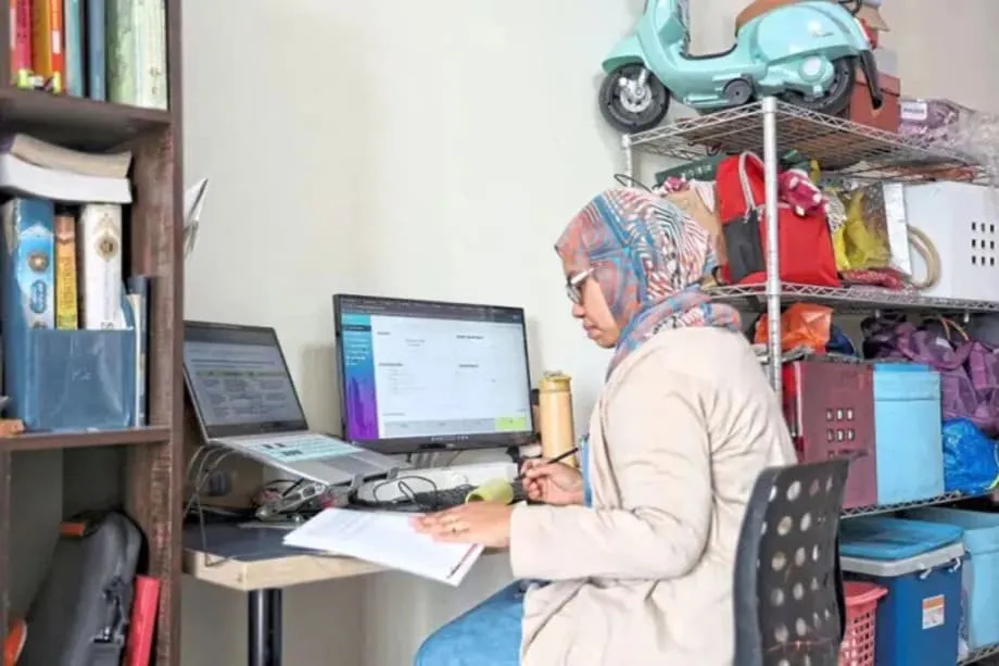 প্রতি ঘণ্টায় চেক-ইন নিয়ে উদ্বেগে মালয়েশিয়ার দূর থেকে কাজ করা সরকারি কর্মীরা