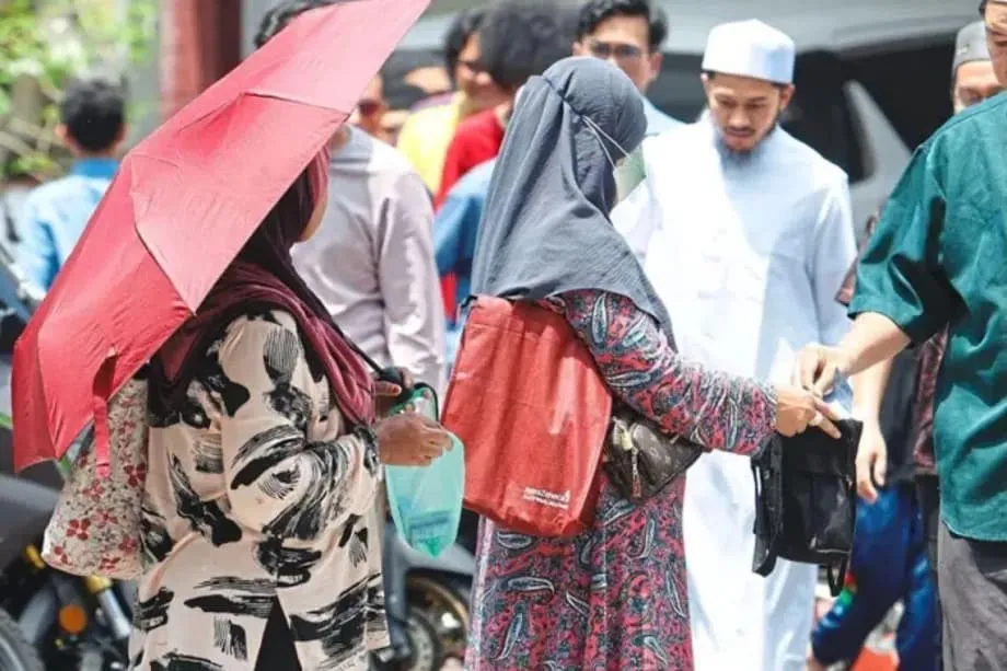 কুয়ালালামপুরে আক্রমণাত্মক ভিক্ষাবৃত্তির চক্রের লক্ষ্য রেস্তোরাঁর খদ্দের, মসজিদের মুসল্লি ও গাড়িচালকেরা