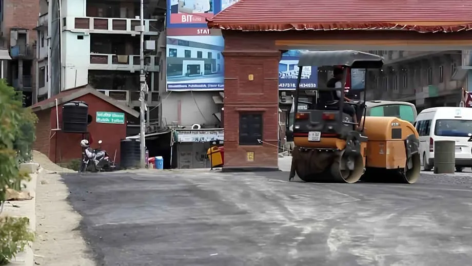 বর্জ্য ও গর্তের সমস্যা মোকাবিলায় প্লাস্টিকের রাস্তা পরীক্ষা করছে নেপাল