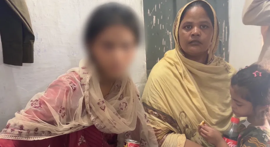 পাকিস্তানের আদালত ১৩ বছর বয়সী মেয়েকে অপহরণের অভিযুক্তের কাছে ফিরিয়ে দেওয়ায় অধিকারকর্মীদের ক্ষোভ