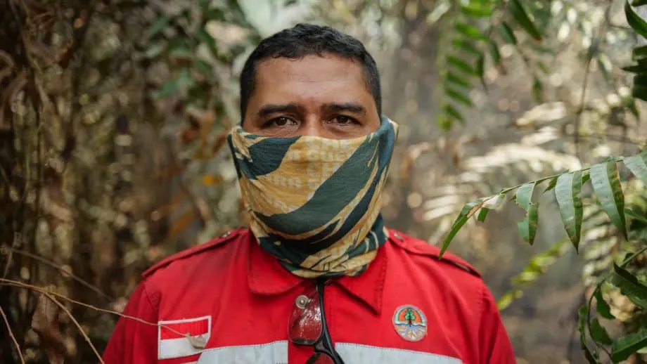 প্রাচীন কার্বন বিষাক্ত ধোঁয়াশায় পরিণত, ইন্দোনেশিয়ার পিটভূমির দাবানলের বিরুদ্ধে স্বেচ্ছাসেবীদের লড়াই