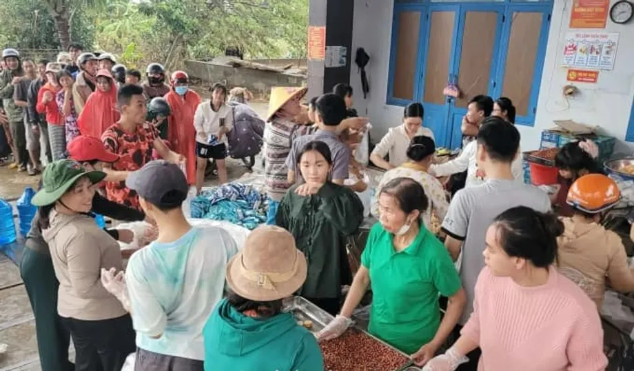 মধ্য ভিয়েতনামের বন্যায় স্বেচ্ছাসেবী রান্নাঘরে হাজারো মানুষের খাবারের ব্যবস্থা