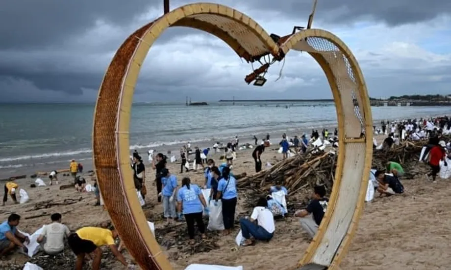 বালির বৈপরীত্য: বিশ্বের সেরা গন্তব্য ডুবছে আবর্জনায়, বর্জ্যের বিরুদ্ধে যুদ্ধ ঘোষণা প্রেসিডেন্টের
