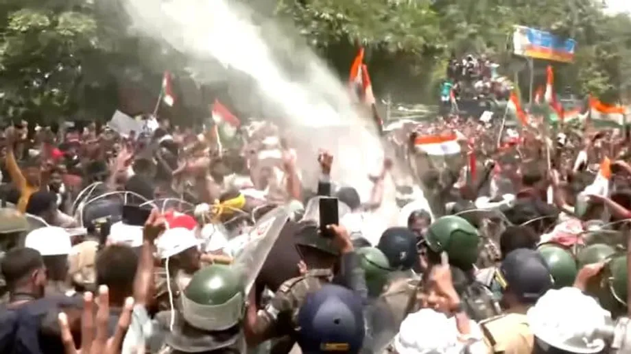 পরীক্ষা সংস্কারের দাবিতে তরুণদের ওপর ঝাড়খণ্ড পুলিশের কাঁদানে গ্যাস ও লাঠিচার্জ